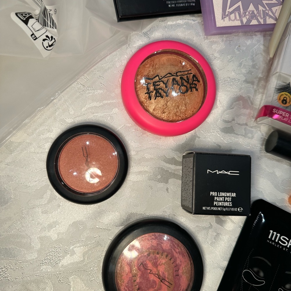 Makeup Lot - Picture 2 of 6
